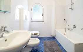 Das moderne Badezimmer mit Fenster im L'Arco. 